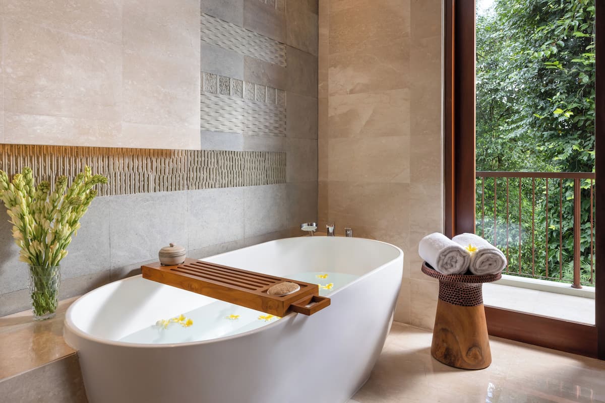 Separate bathtub and shower, free toiletries, hair dryer, slippers