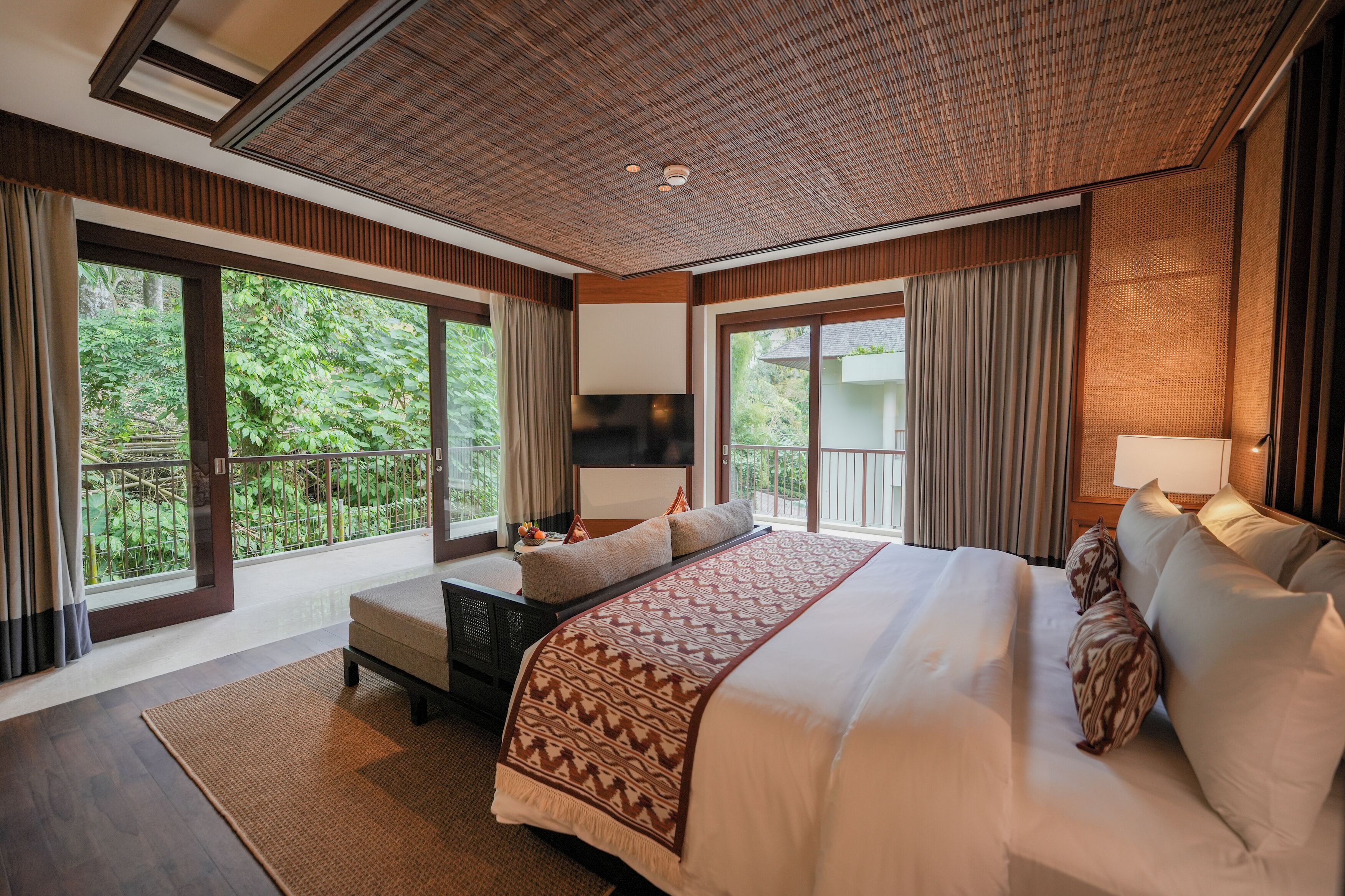 Junior Suite | In-room safe, desk, iron/ironing board, free cribs/infant beds