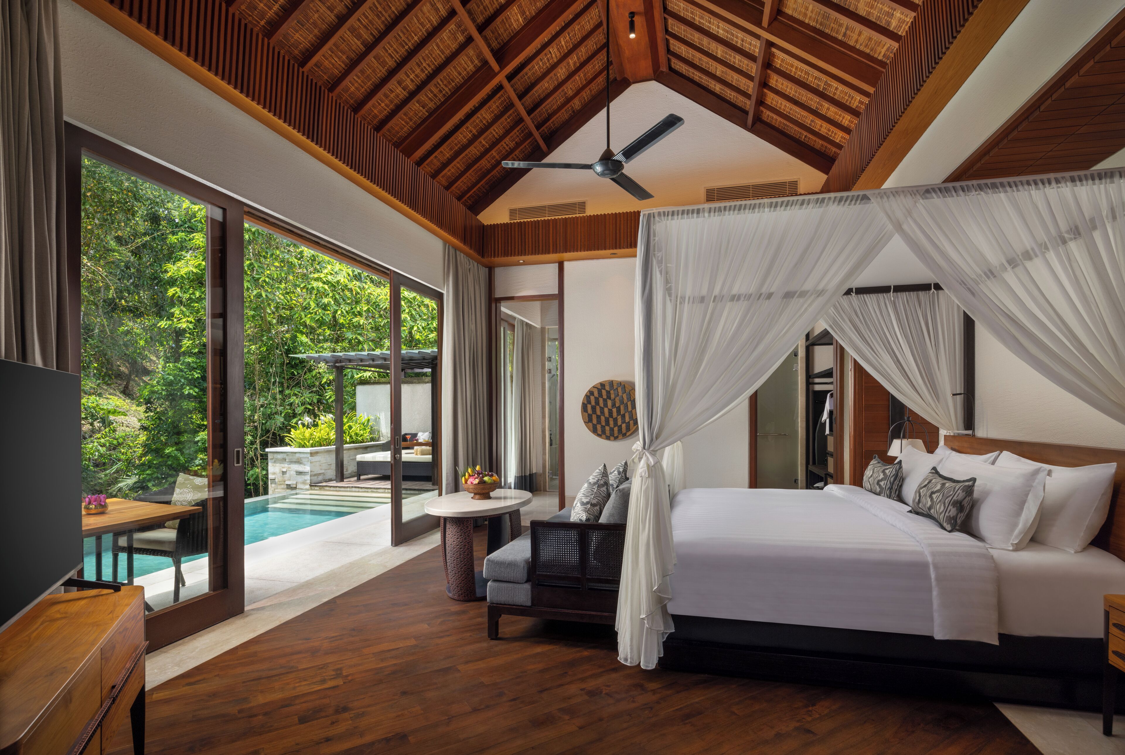 Brankas, meja kerja, setrika/meja setrika, dan Wi-Fi gratis