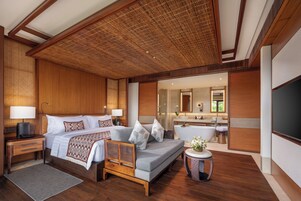 Premier Suite | In-room safe, desk, iron/ironing board, free WiFi