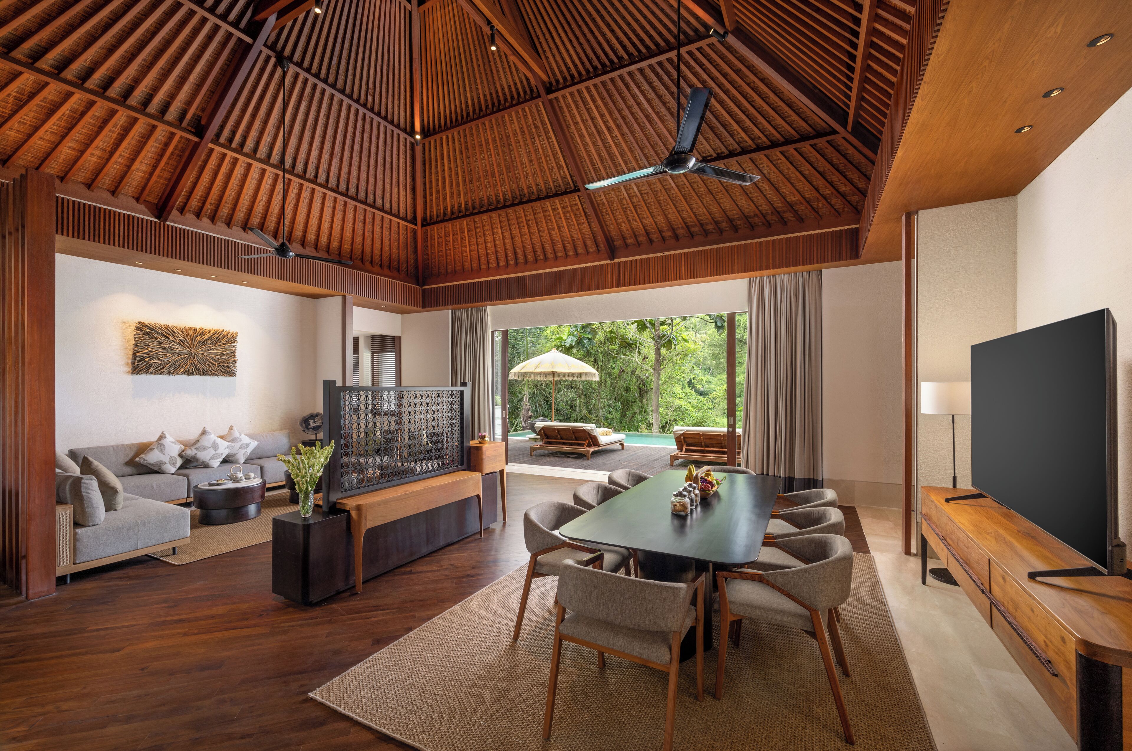 Grand villa, 3 slaapkamers, uitzicht op rivier | Woonruimte | Een 55-inch smart-tv met digitale zenders en boeken
