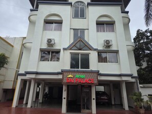 ด้านหน้าที่พัก