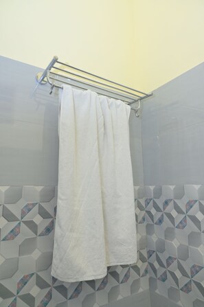 Camera Deluxe con letto matrimoniale o 2 letti singoli | Bagno | Asciugamani, sapone