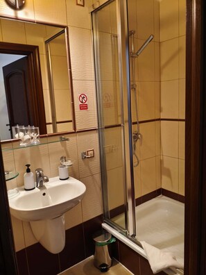 Chambre Standard double | Salle de bain | Séchoir à cheveux, serviettes fournies, savon, papier de toilette