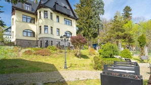 A large, two-story building with a stone facade and multiple windows. - Willa Sloneczna Róza (Szklarska Poręba)