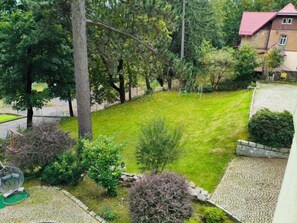 Fyrbäddsrum - utsikt mot trädgården | Utsikt från rummet