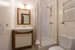Quadruple Room, Garden View | Bathroom
