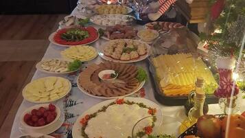 Daily buffet breakfast (PLN 60 per person)