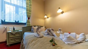 Iron/ironing board, free WiFi, bed sheets