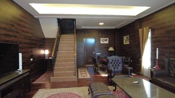 Desk, free WiFi, bed sheets