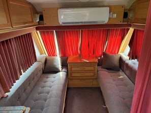 Quarto quádruplo | Escrivaninha, Wi-Fi de cortesia, roupa de cama