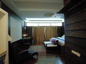 Escritorio, wifi gratis y ropa de cama 