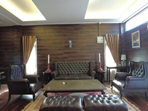 Escritorio, wifi gratis y ropa de cama 