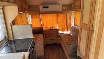 Habitació quàdruple (Caravan (3- 4 pax)) | Escriptori, wifi gratuïta i roba de llit
