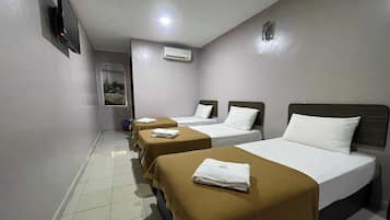 Standard Triple Room | Meja, seterika/papan seterika, Wi-fi percuma, cadar katil