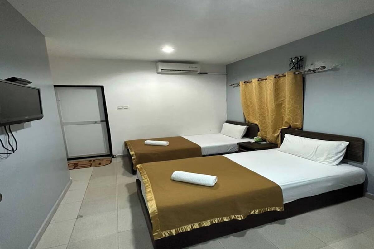 Deluxe Twin Room | Desk, iron/ironing board, free WiFi, bed sheets