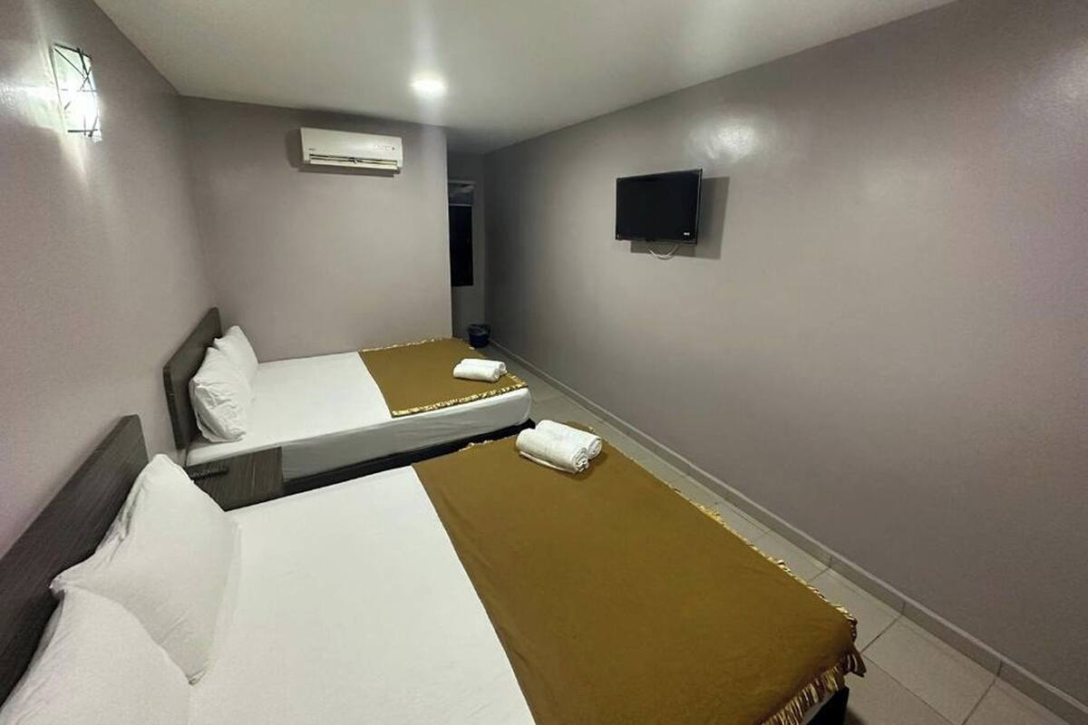 Family Suite | Desk, iron/ironing board, free WiFi, bed sheets