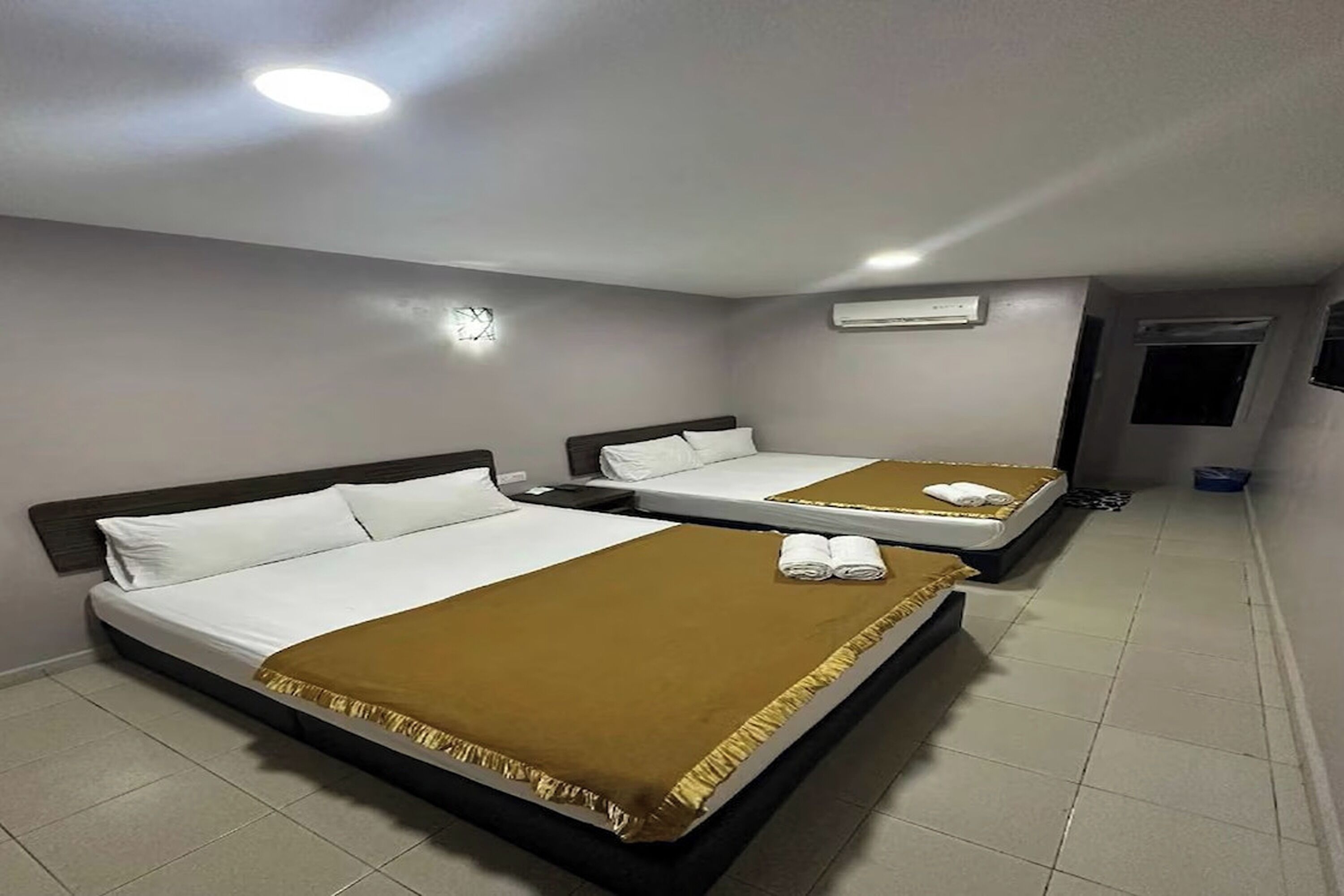 Family Suite | Desk, iron/ironing board, free WiFi, bed sheets