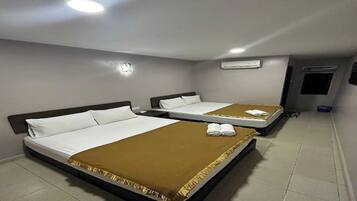 Suíte família | Escrivaninha, ferros/tábuas de passar roupa, Wi-Fi de cortesia