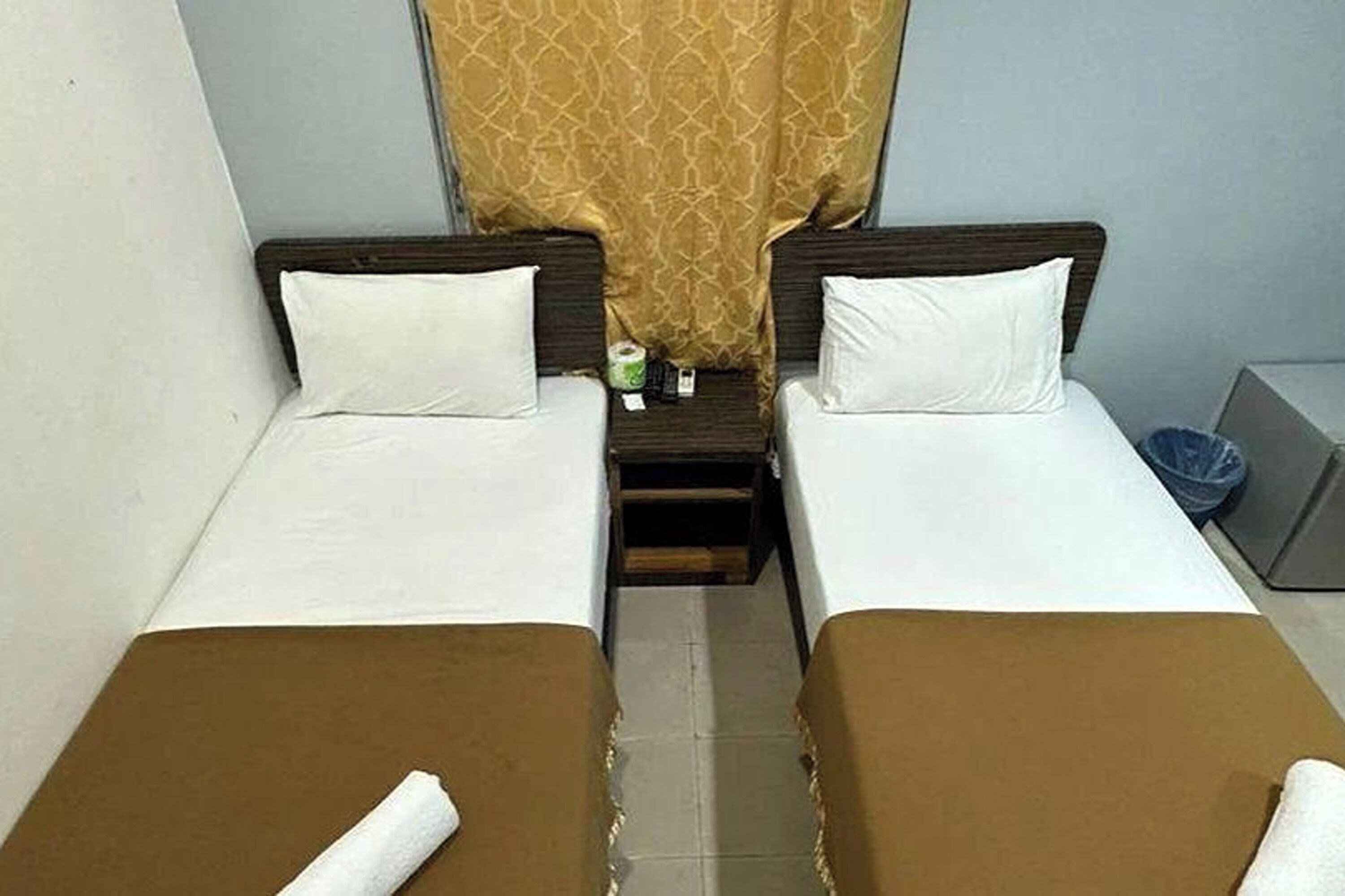 Deluxe Twin Room | Desk, iron/ironing board, free WiFi, bed sheets