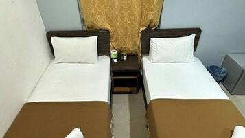 Deluxe Twin Room | Desk, iron/ironing board, free WiFi, bed sheets