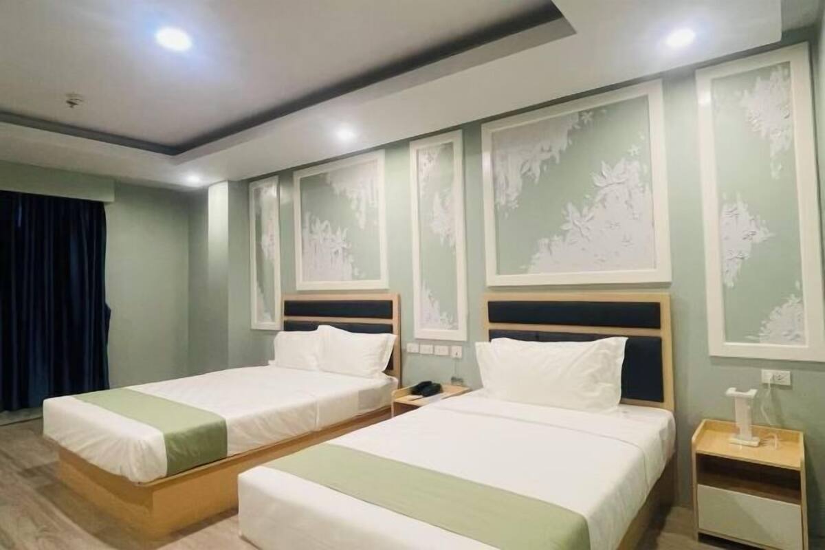 Minibar, bàn, màn/rèm cản sáng, bàn ủi/dụng cụ ủi quần áo