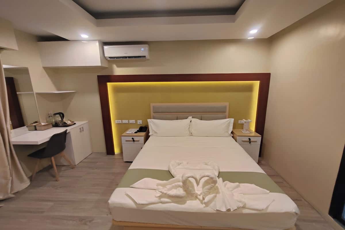Premium Room | Minibar, desk, blackout curtains, iron/ironing board