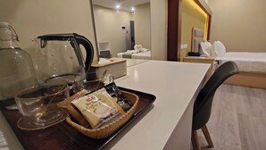 Standard Room | Bar mini, meja, langsir/tirai gelap terus, seterika/papan seterika 