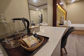 Standaard kamer | Een minibar, een bureau, verduisterende gordijnen