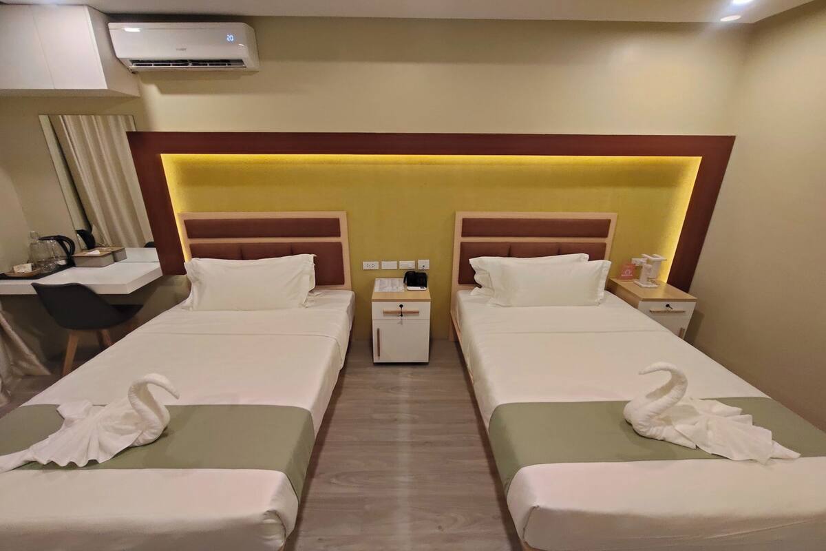 Phòng 2 giường đơn Deluxe | Minibar, bàn, màn/rèm cản sáng, bàn ủi/dụng cụ ủi quần áo