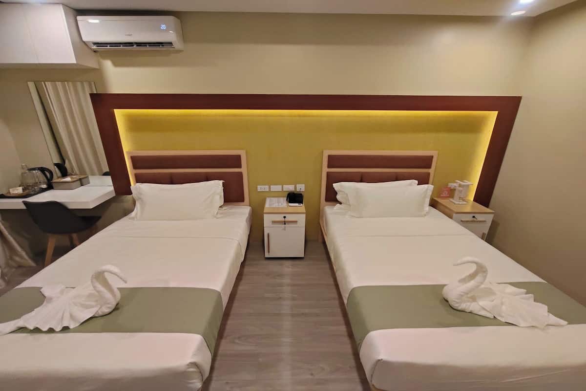 Deluxe Twin Room | Minibar, desk, blackout curtains, iron/ironing board