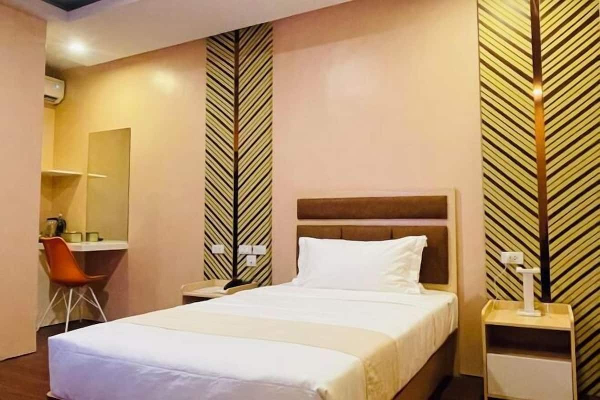 Minibar, bàn, màn/rèm cản sáng, bàn ủi/dụng cụ ủi quần áo