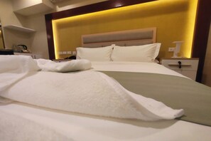 Premium Room | Minibar, desk, blackout drapes, iron/ironing board - Famous Maple Hotel (Angeles City)