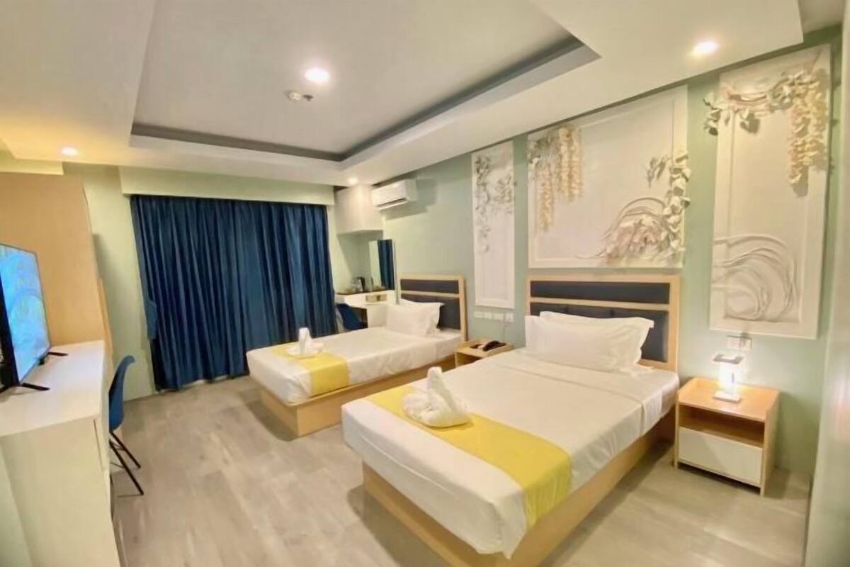 Minibar, bàn, màn/rèm cản sáng, bàn ủi/dụng cụ ủi quần áo