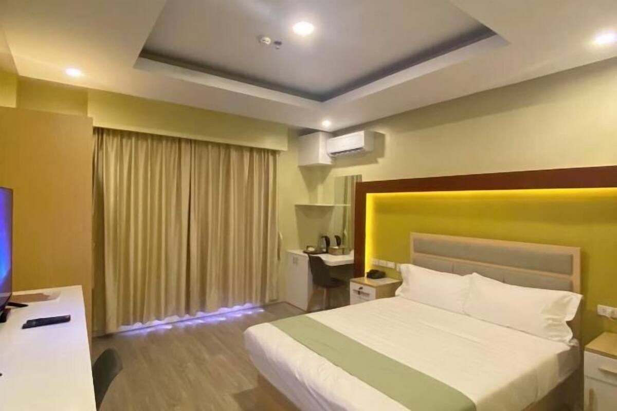 Minibar, bàn, màn/rèm cản sáng, bàn ủi/dụng cụ ủi quần áo