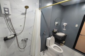 Standard Room | Bathroom | Shower, free toiletries, hair dryer, slippers - Famous Maple Hotel (Angeles City)