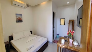 Escritorio, wifi gratis y ropa de cama