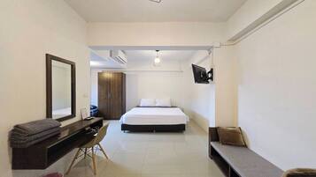 Deluxe-Doppelzimmer, 1 King-Bett | Schreibtisch, kostenloses WLAN, Bettwäsche