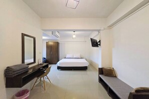 Kahden hengen deluxe-huone, 1 suuri parisänky | Työpöytä, ilmainen Wi-Fi, vuodevaatteet