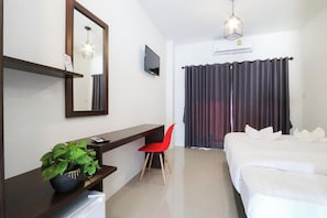 Escritorio, wifi gratis y ropa de cama