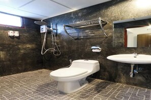 Deluxe Double Room, 1 King Bed | Bathroom | Shower, rainfall showerhead, free toiletries, towels - Hotel Wualai By Cmstay (Chiang Mai)