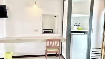 Triple Room | Desk, free WiFi, bed sheets