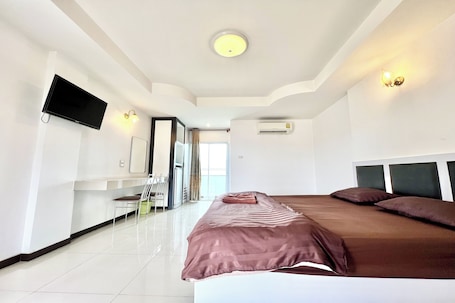 Escritorio, wifi gratis y ropa de cama