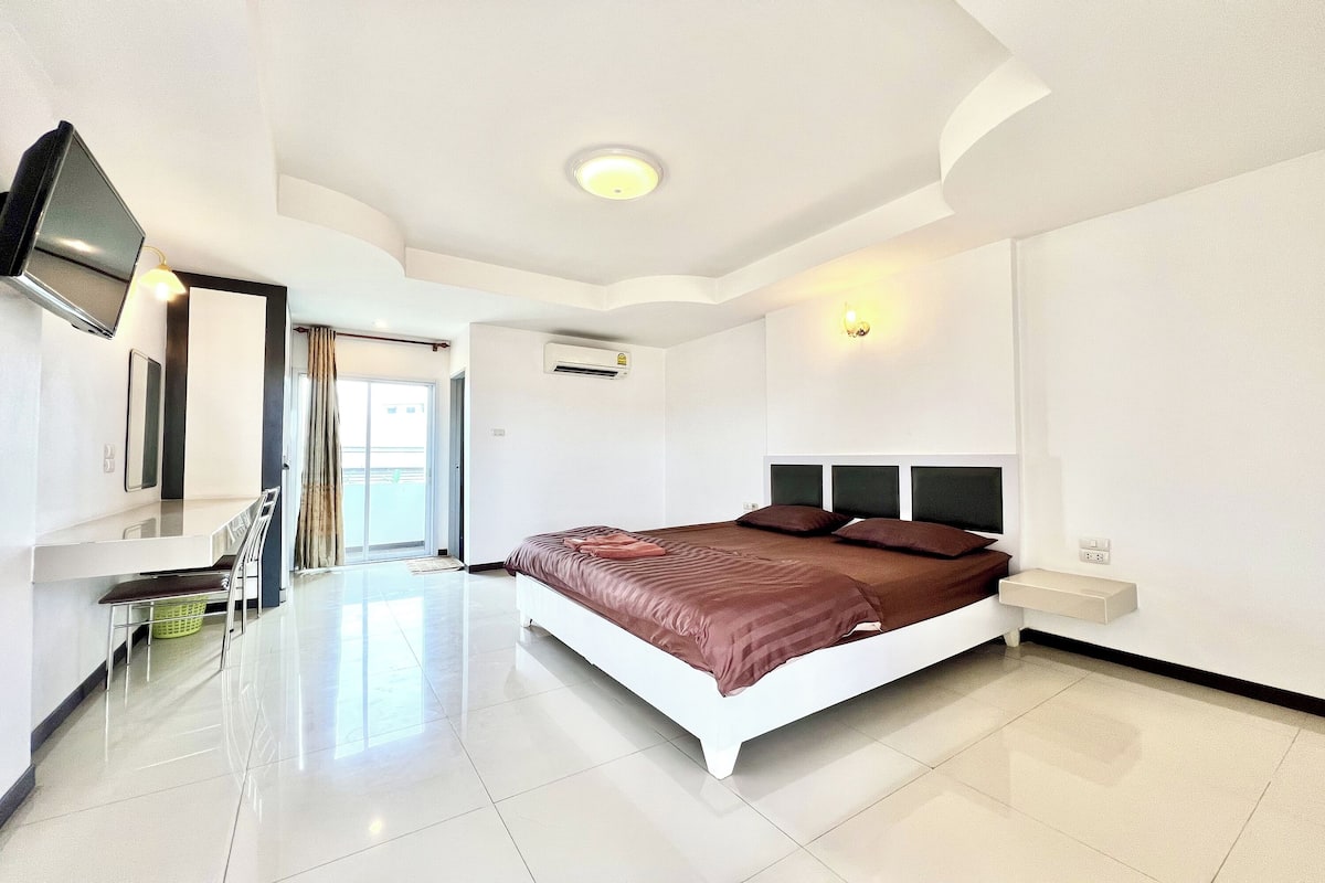 Desk, free WiFi, bed sheets