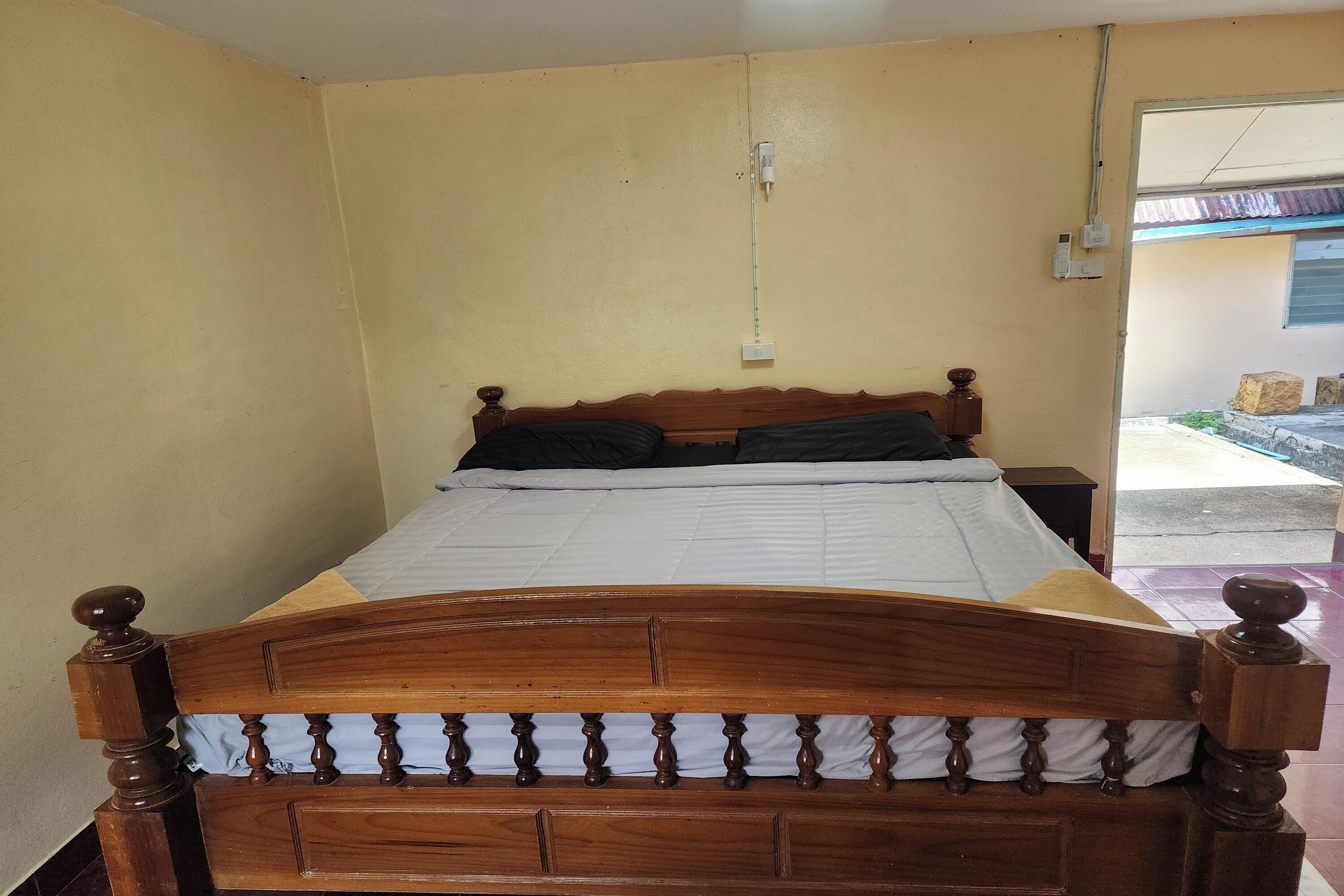 Deluxe-huone, 1 suuri parisänky, ilmastointi | Ilmainen Wi-Fi, vuodevaatteet