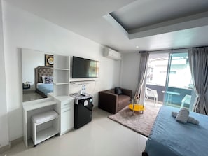 Super Deluxe | Private kitchenette | Microwave, electric kettle