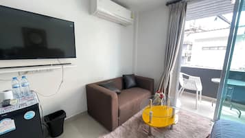 Quarto com design assinado | Cofres nos quartos, escrivaninha, cortinas blackout, Wi-Fi de cortesia