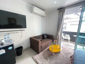 Quarto com design assinado | Cofres nos quartos, escrivaninha, cortinas blackout, Wi-Fi de cortesia