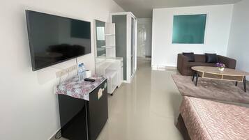 Chambre Supérieure | Coin cuisine privé | Micro-ondes dans l'espace commun, bouilloire électrique