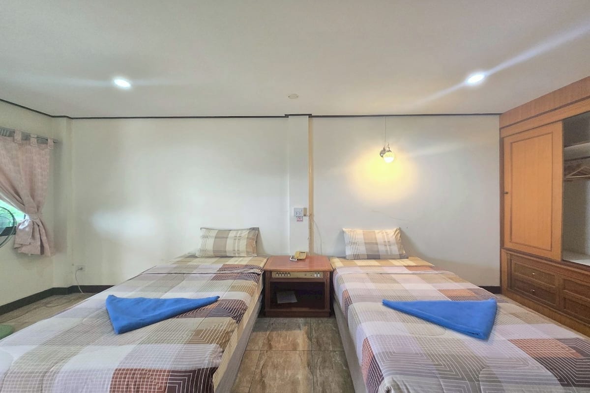 Habitació amb dos llits individuals | Escriptori, wifi gratuïta i roba de llit